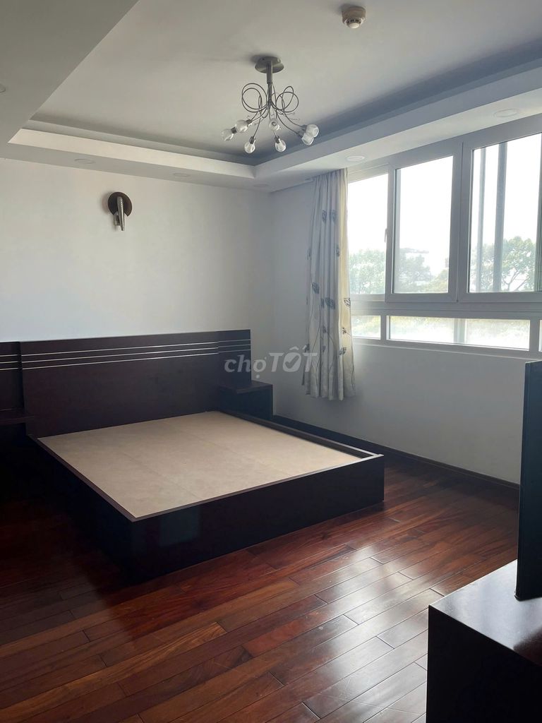 Rent Hùng Vương Plaza apartment full of furniture that can be located right now