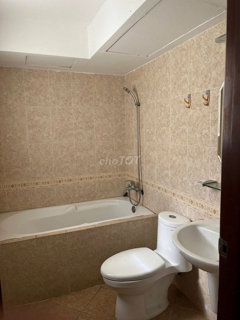 Rent Hùng Vương Plaza apartment full of furniture that can be located right now