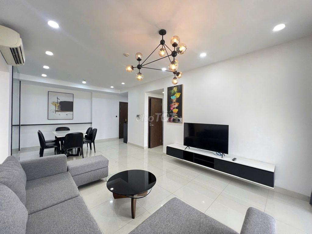 Rent three bedrooms. Misgon royal. 4th. Better house than pictures.
