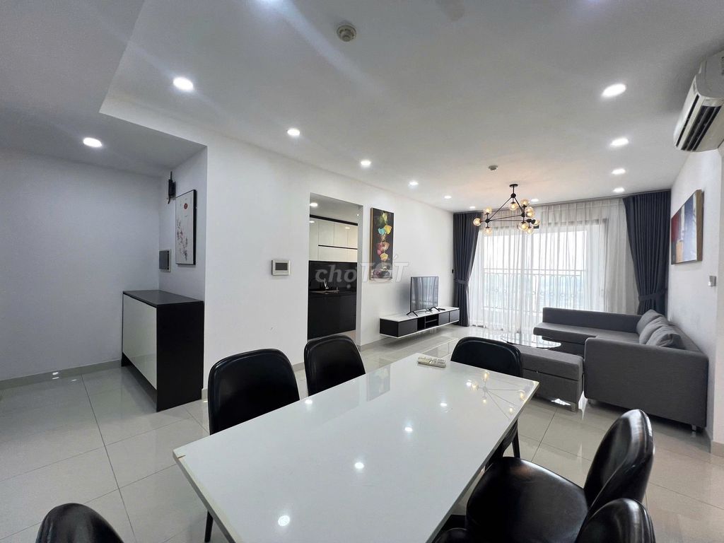 Rent three bedrooms. Misgon royal. 4th. Better house than pictures.
