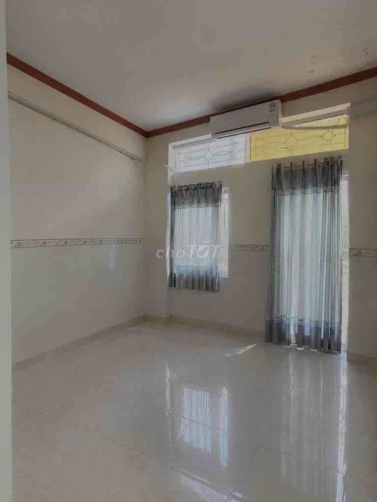 40 meters, 3 bedrooms, 3 toilets. Alleyhouse.