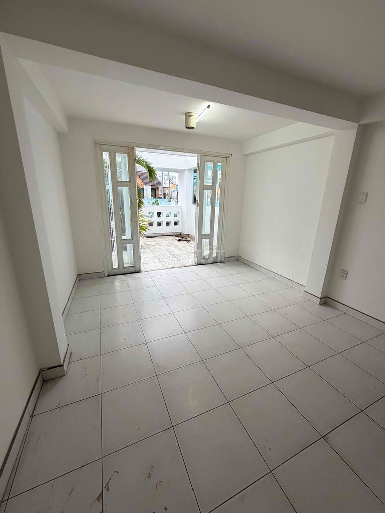 For women or lgbt to rent room 3rd floor, time of liberty, tollt