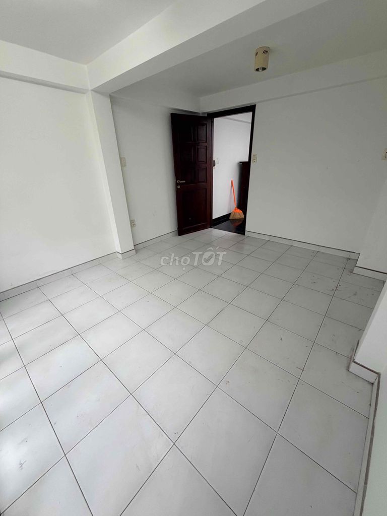 For women or lgbt to rent room 3rd floor, time of liberty, tollt