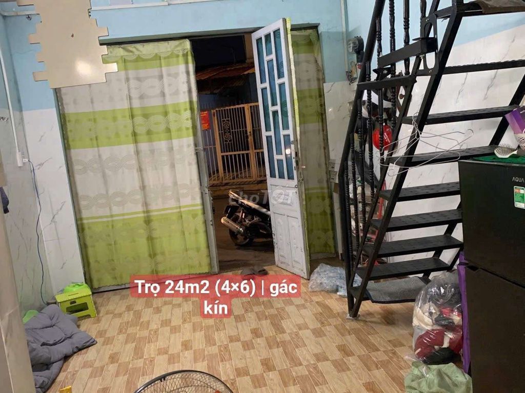 (4 million2) Car cash near South Lee Bridge, large, clean walls.