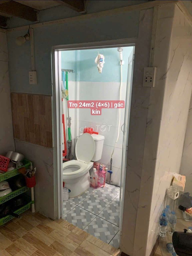 (4 million2) Car cash near South Lee Bridge, large, clean walls.