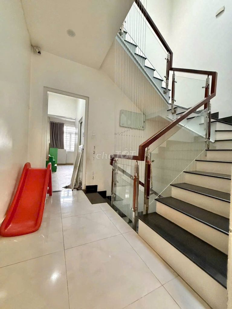 Let's rent Nguyễn Hữu Tiến Street Cash.