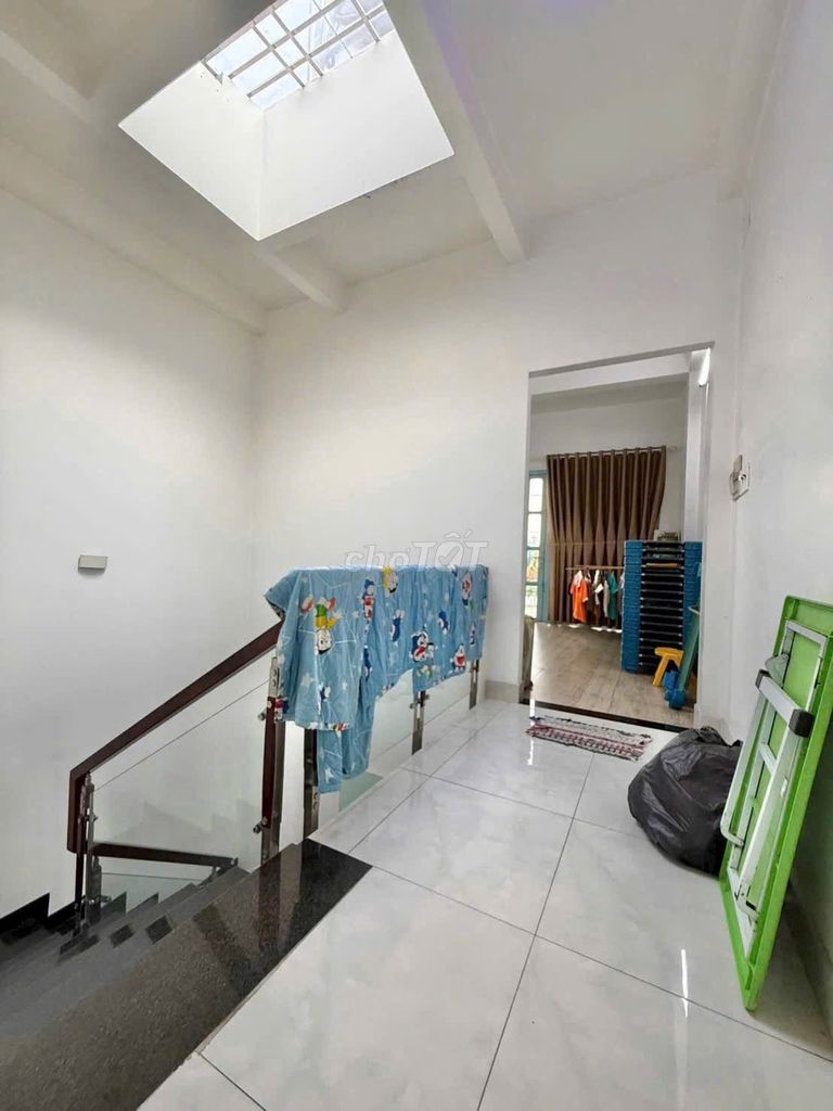 Let's rent Nguyễn Hữu Tiến Street Cash.