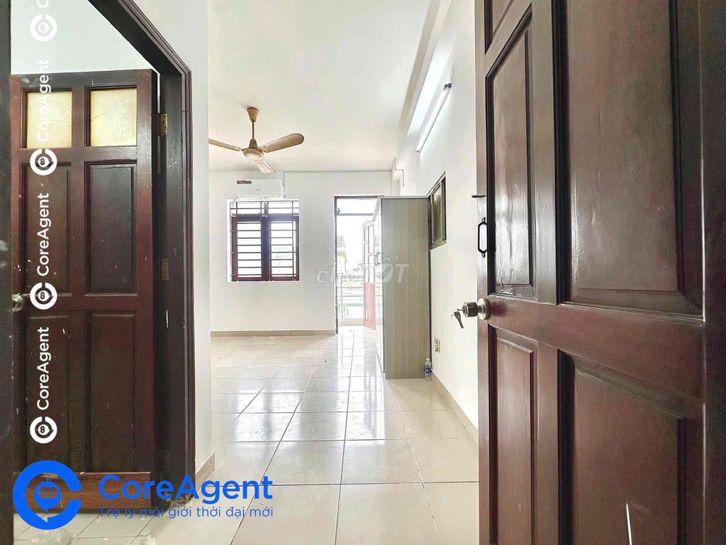 The House has its own balcony near the University of Cvneum Sen, bordering District 11