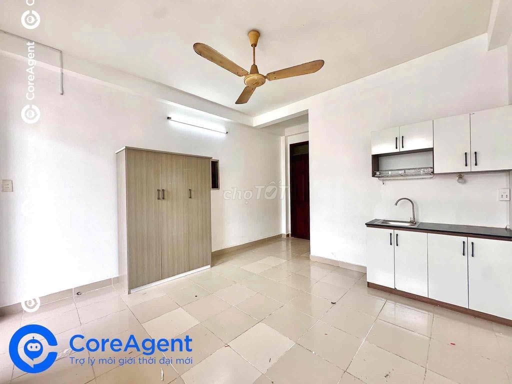 The House has its own balcony near the University of Cvneum Sen, bordering District 11