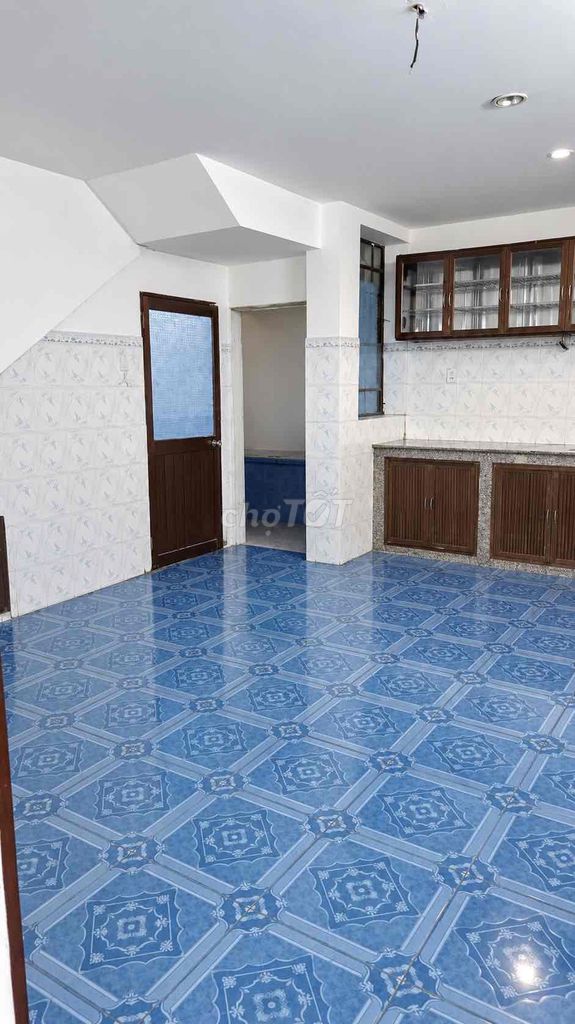 Renting an entire ground-based apartment - an alley bedroom - near the airport.