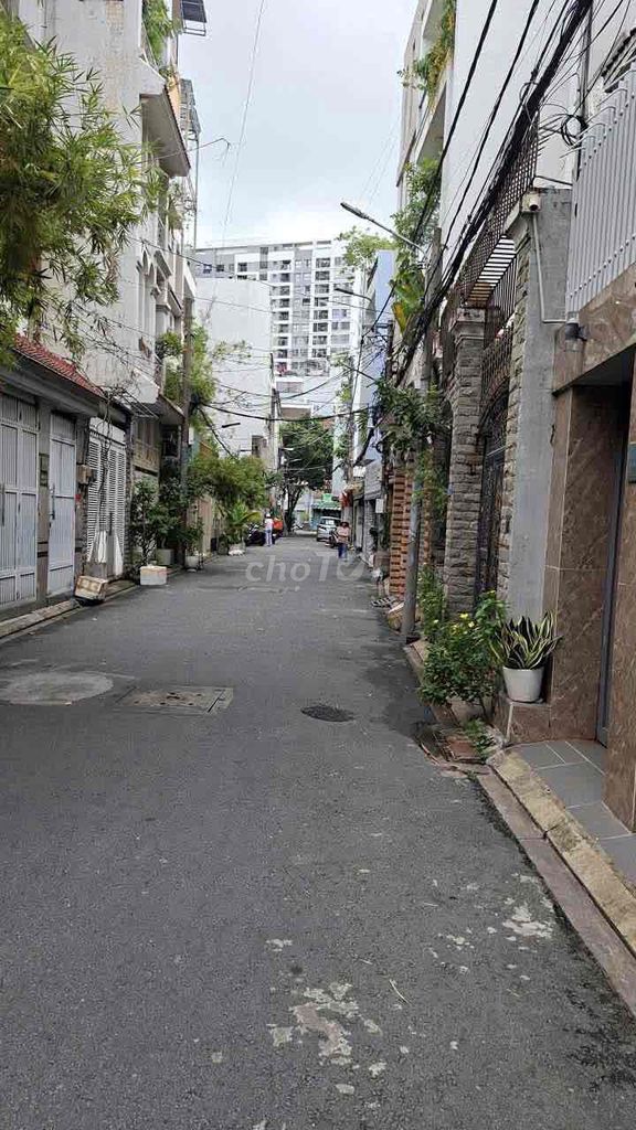Renting an entire ground-based apartment - an alley bedroom - near the airport.