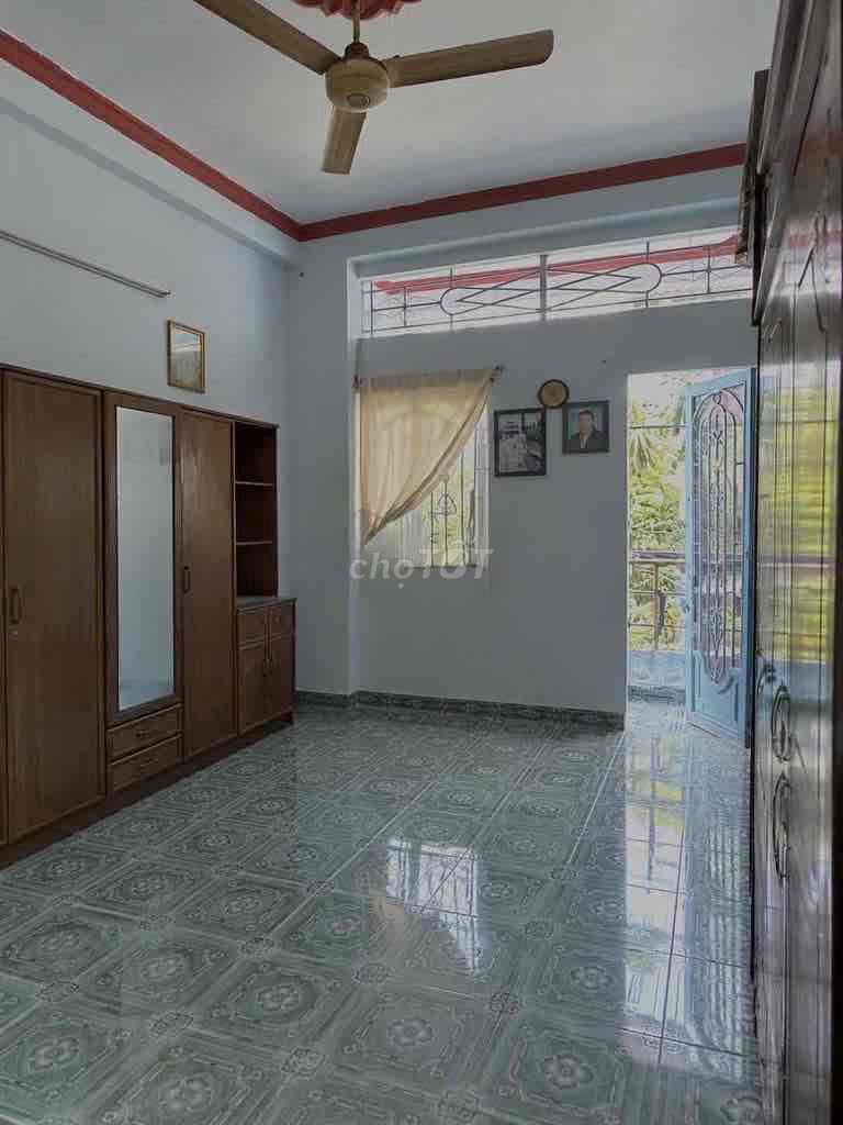 4 meters long 10 meters 3 floors O 9 3 3 3 3 3 2 2 8 3