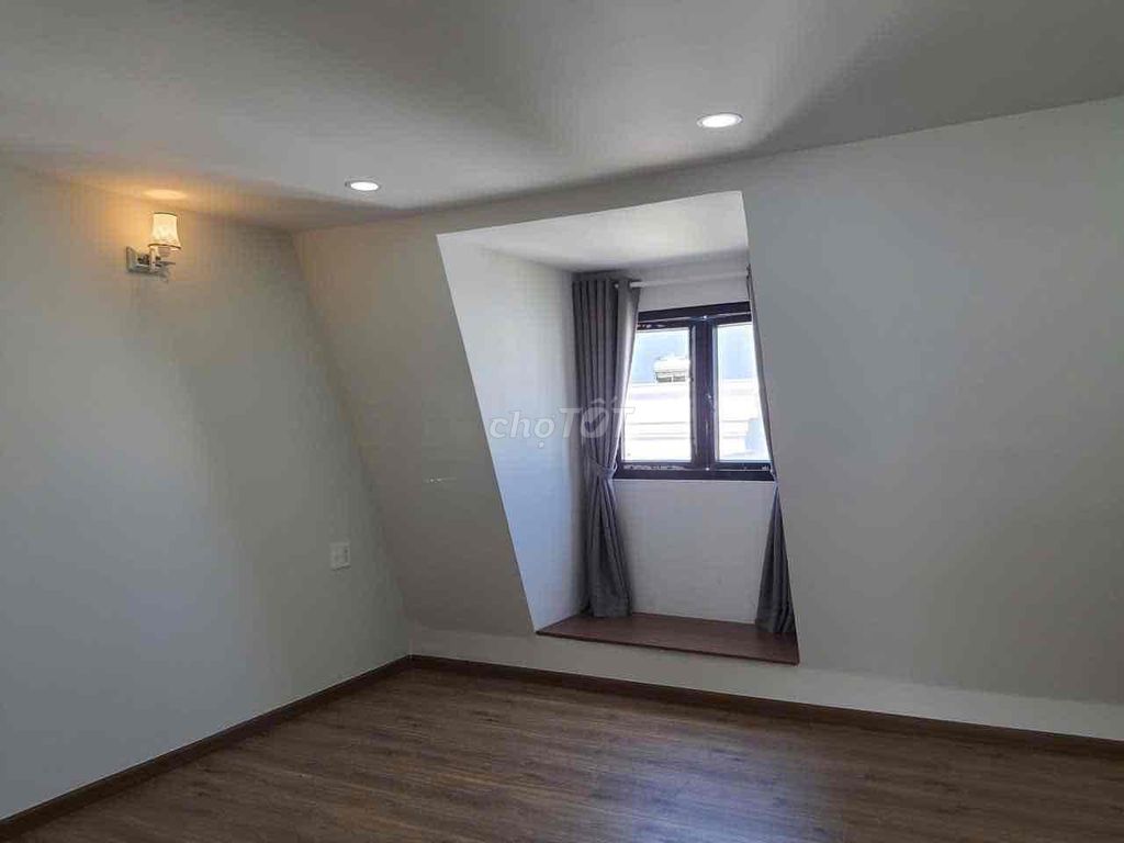 Three-story 3rd floor bedroom 6 bathrooms ready in the city of Simcity