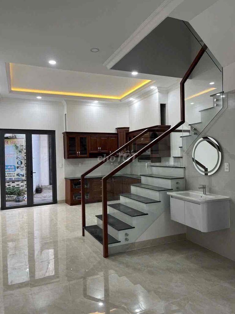 Rent a new house that built Trung Mỹ Tây District 12 3 3 3 3 floors 5 bedroom 5 bathrooms through a 13.5 million truck.