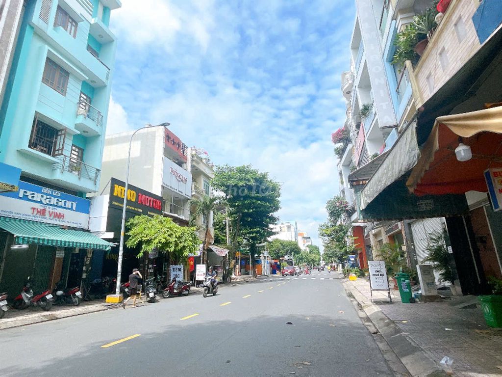It's for the Trần Hưng Đạo Business Front. It's a nice four.