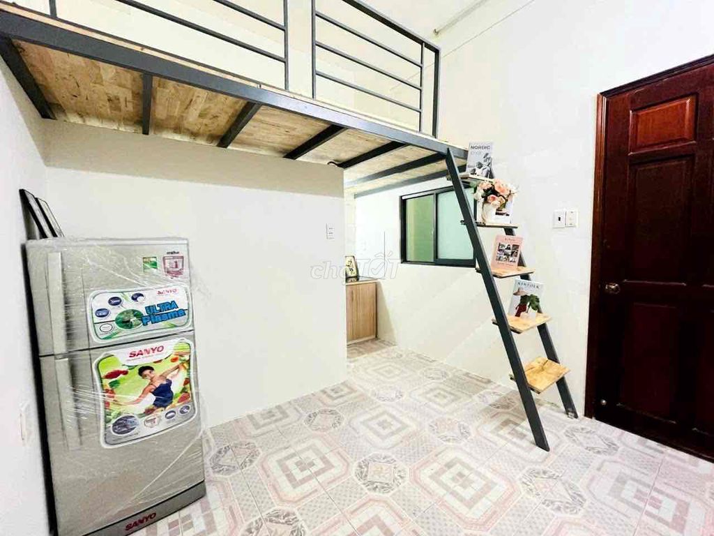 A cheap student guard room at the airport and the family plan.