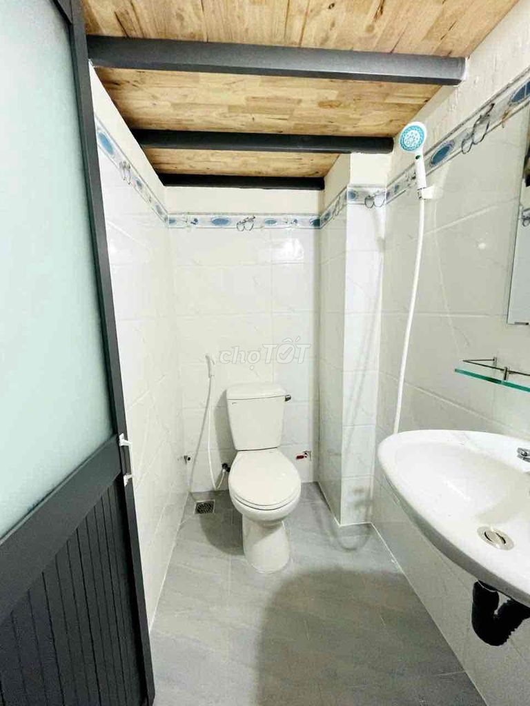 A cheap student guard room at the airport and the family plan.