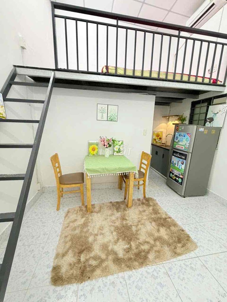 A cheap student guard room at the airport and the family plan.