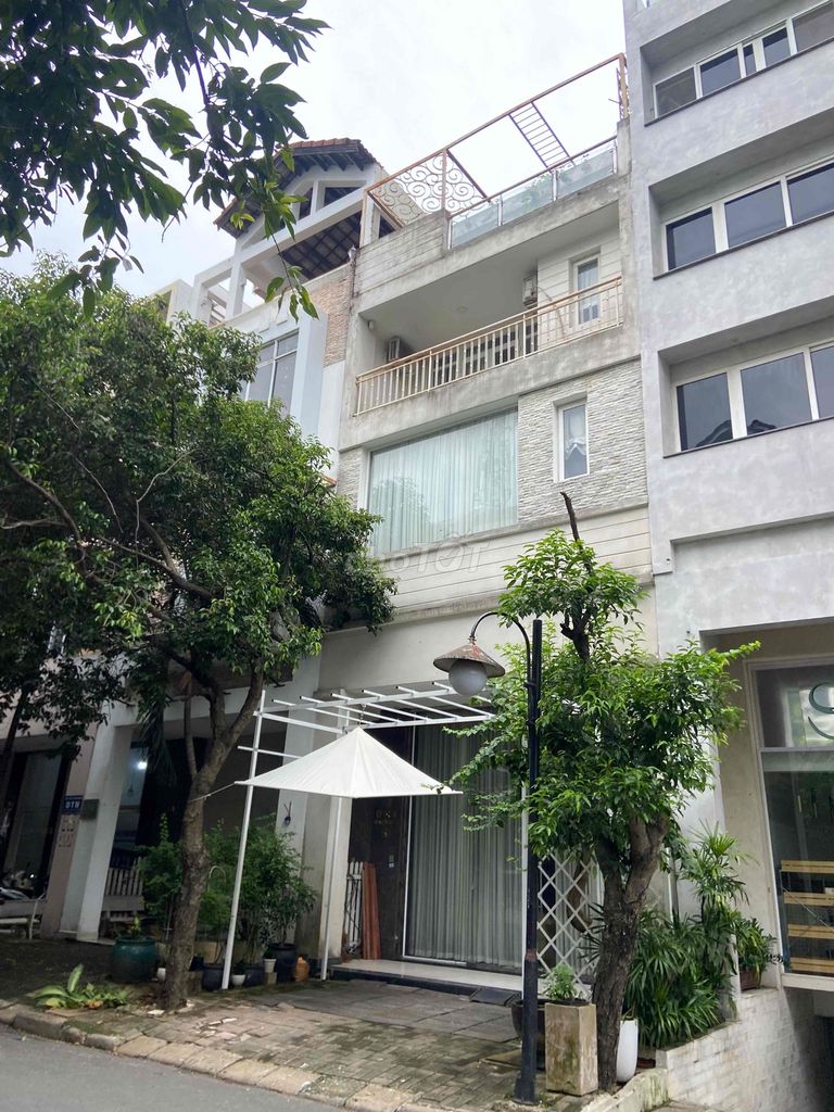Rent a four-story street front with a blessing 1 , rich, 1 ,2-foot2 area