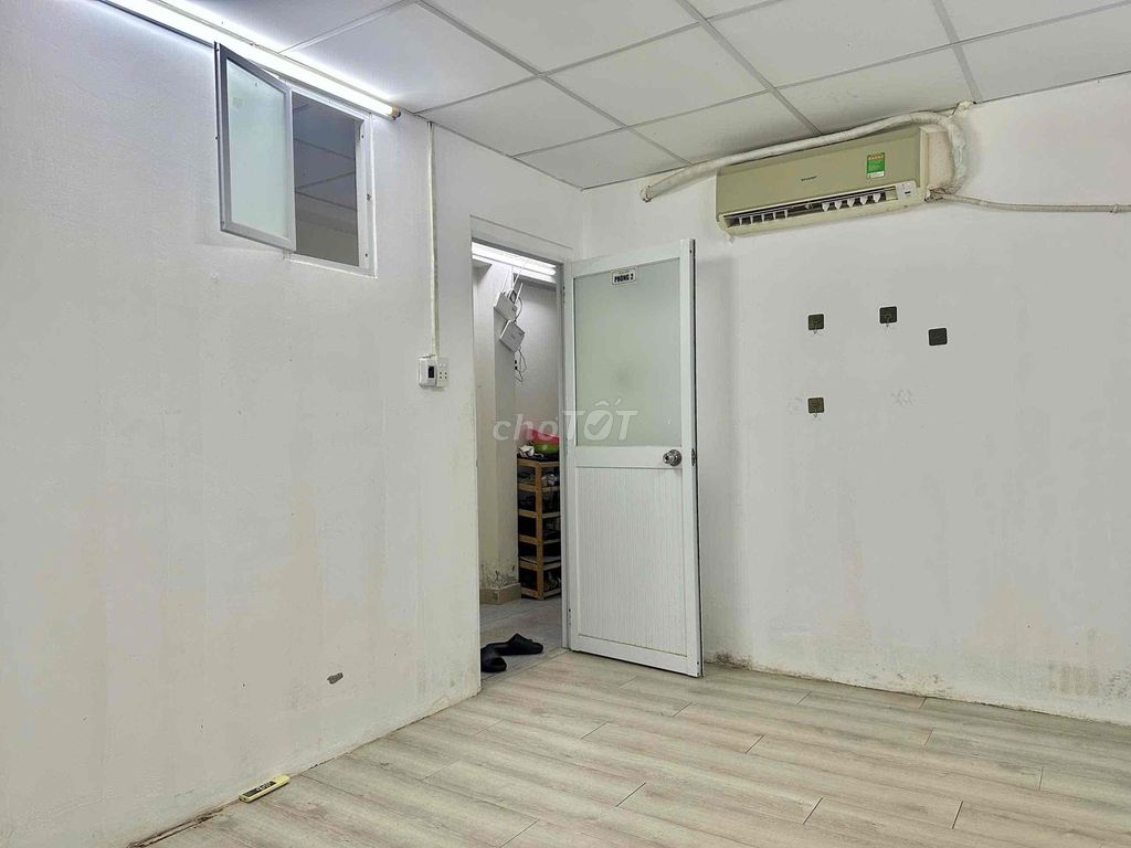 The owner rented his hotel room in the west stop of Fuoshan Park