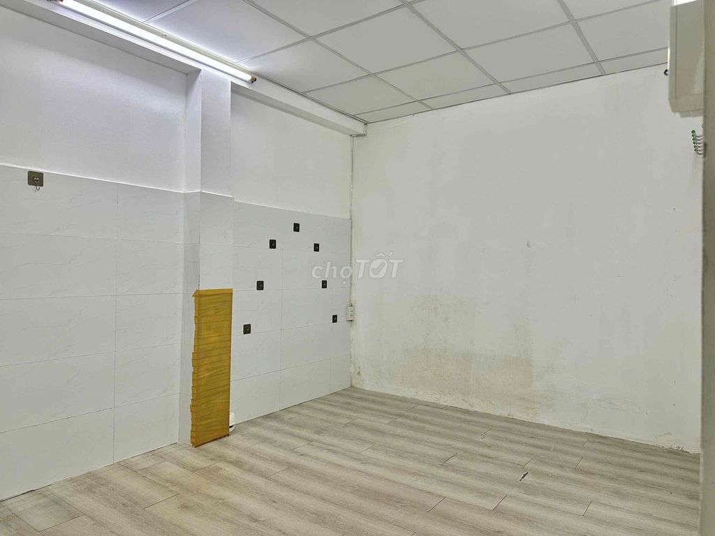 The owner rented his hotel room in the west stop of Fuoshan Park