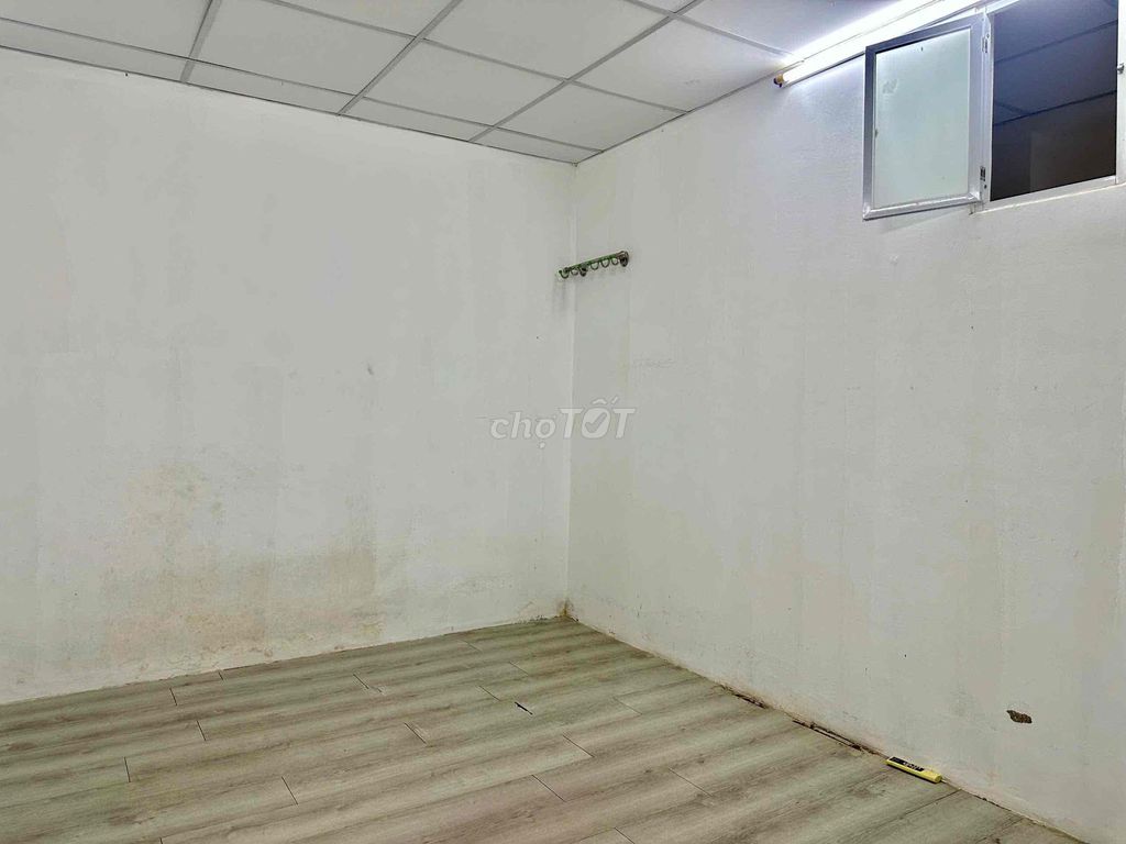 The owner rented his hotel room in the west stop of Fuoshan Park