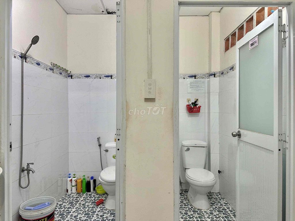 The owner rented his hotel room in the west stop of Fuoshan Park