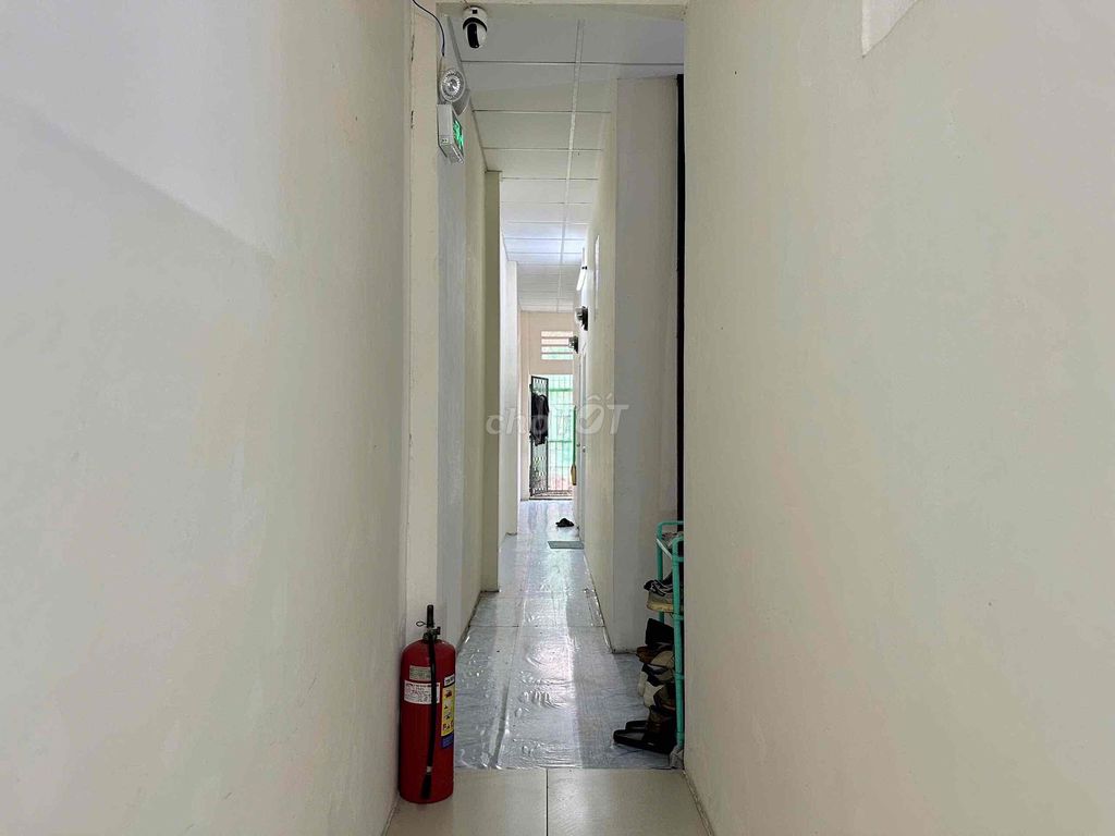 The owner rented his hotel room in the west stop of Fuoshan Park