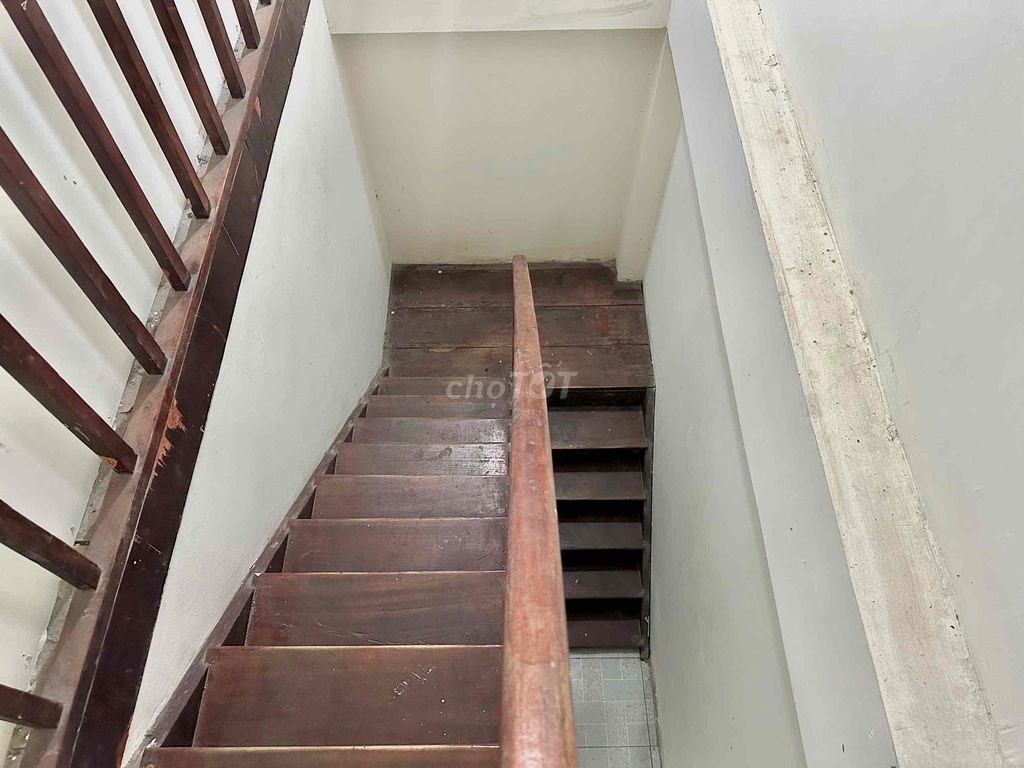 The owner rented his hotel room in the west stop of Fuoshan Park