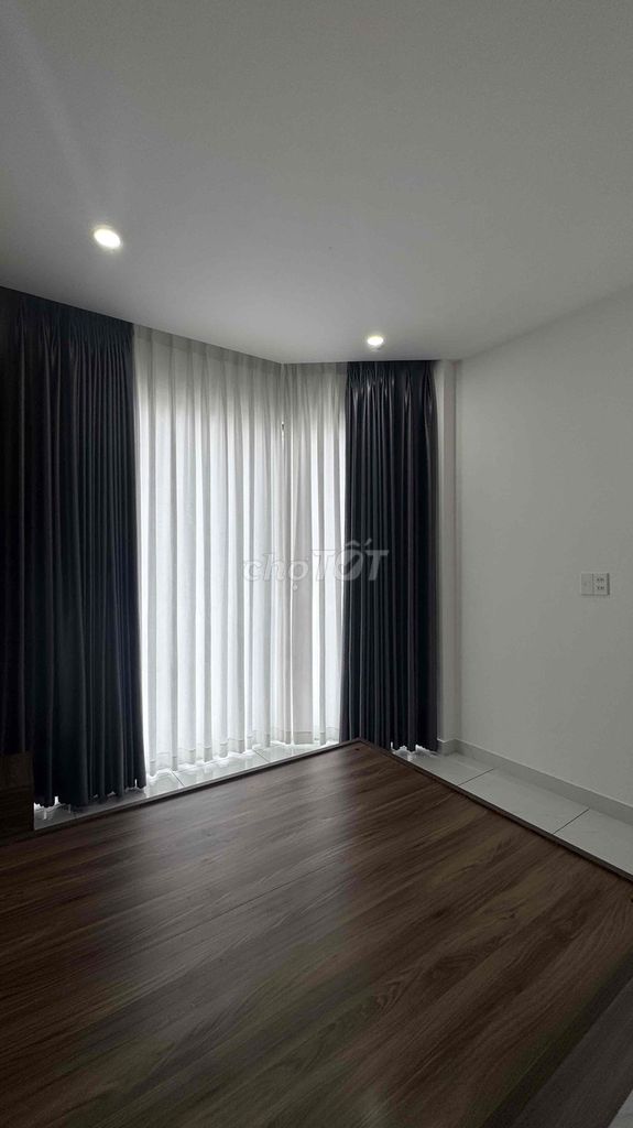 Rent Room Full Seven and four million, District Seven.