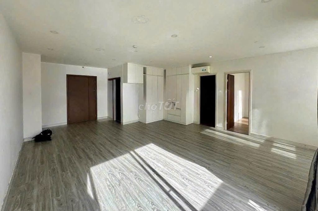 The corner of three bedrooms, 117 meters two, C/Cq0-ko Seven for 14.5 million a month.