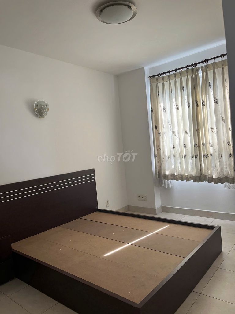 The owner needs to rent the Hùng Vương Plaza apartment