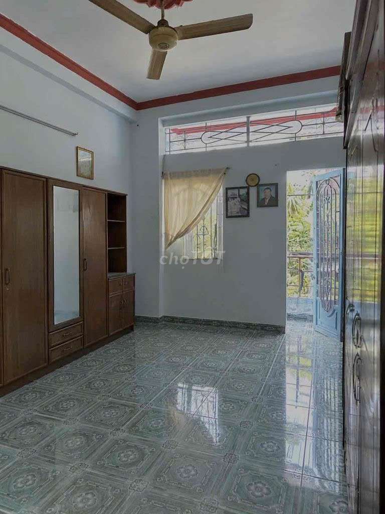 The nice alley house -- cheap -- three bedrooms -- 8.5 million.