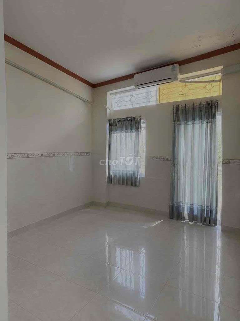 The nice alley house -- cheap -- three bedrooms -- 8.5 million.