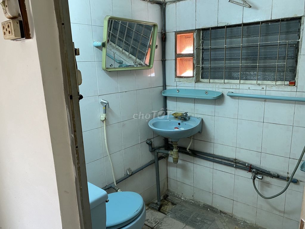 Room is close to the right, Nơ Trang Long private toilet