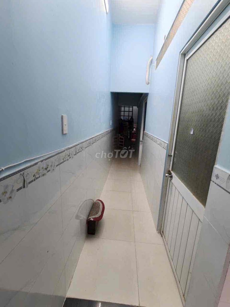 Rent a nice, cheap cash house. Ten million feet of job. Three bedrooms. Two toilets.