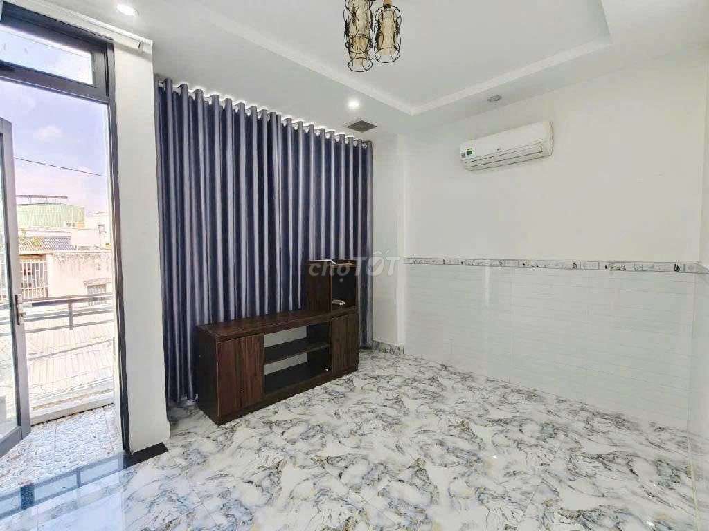 Hire the Header House near Phan Chun's elementary school.