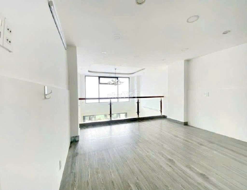 Hire the Header House near Phan Chun's elementary school.