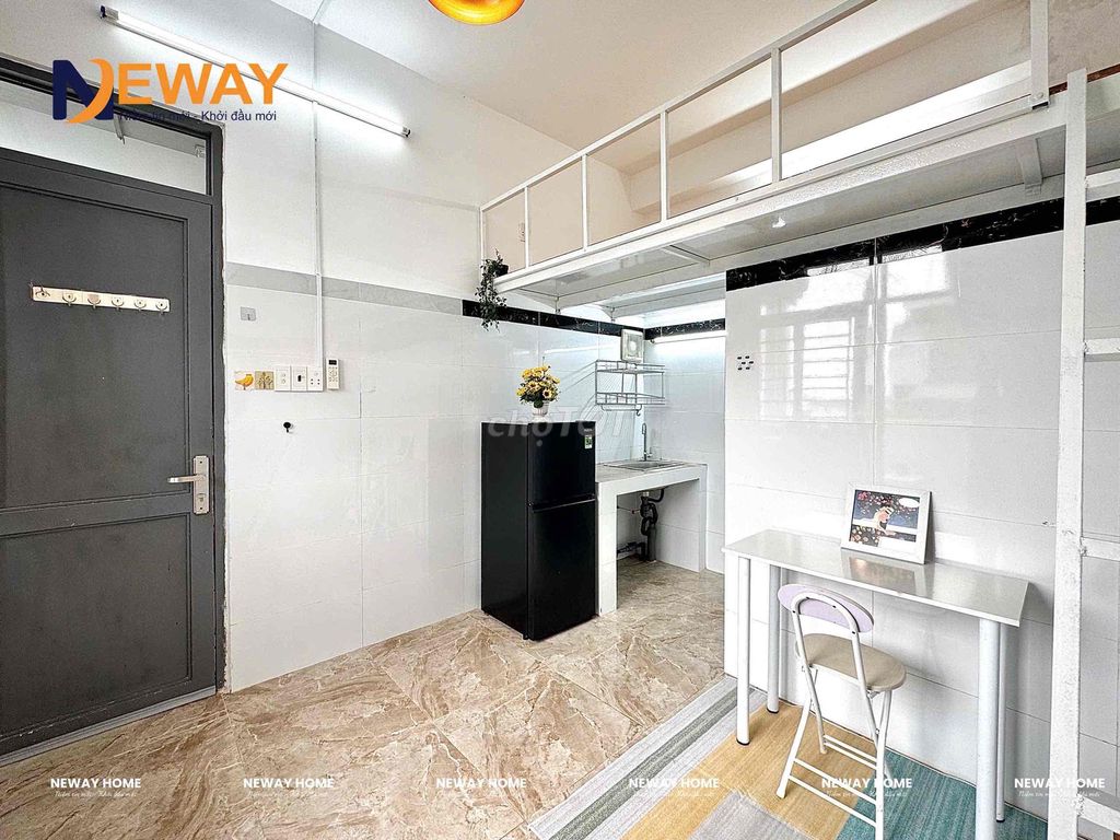 The elevator balcony is located in Thoại Ngọc Hầu, fourth quarter.