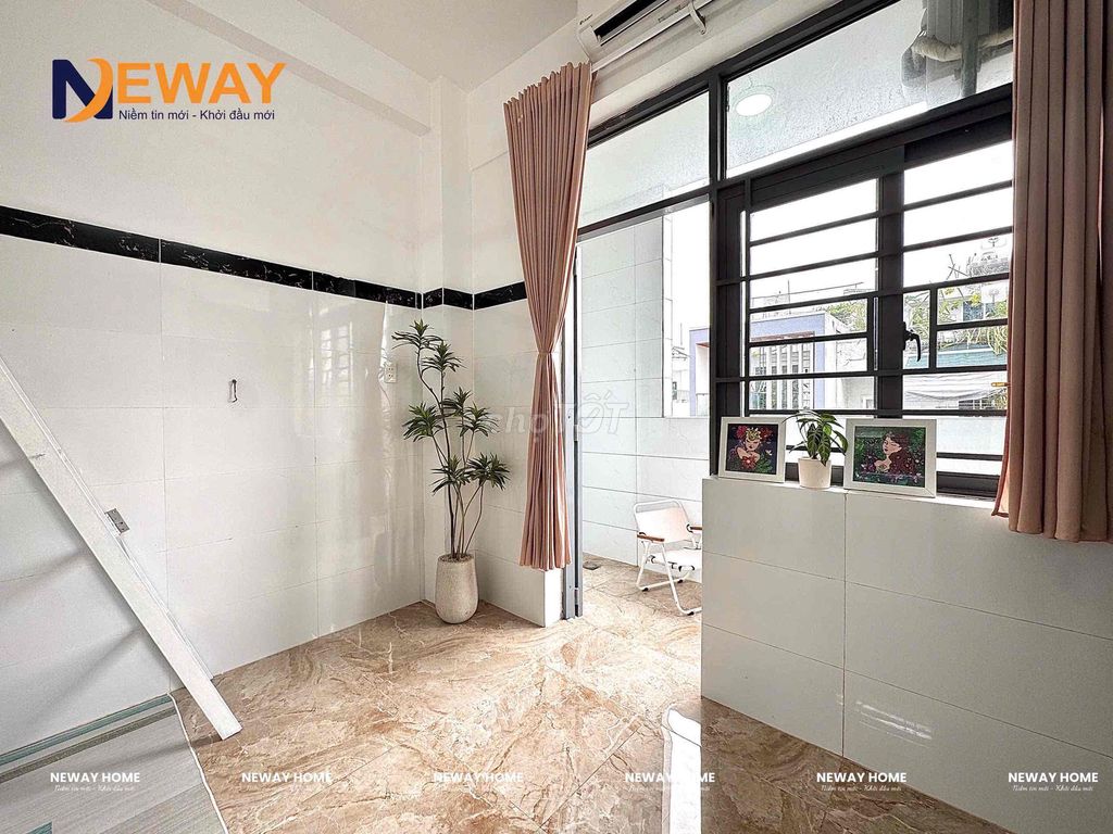 The elevator balcony is located in Thoại Ngọc Hầu, fourth quarter.