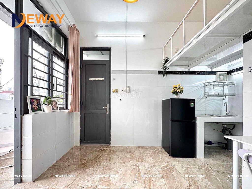 The elevator balcony is located in Thoại Ngọc Hầu, fourth quarter.