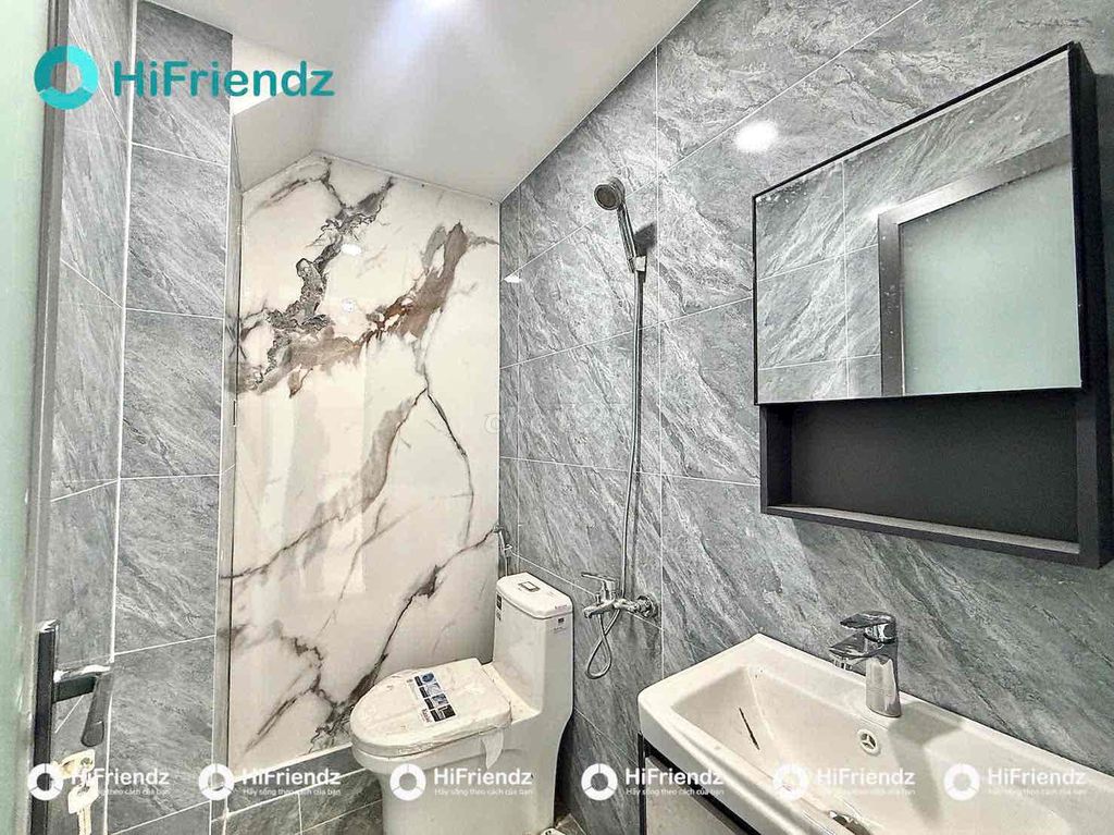 Rent a new room with a full block of furniture near the flower park.