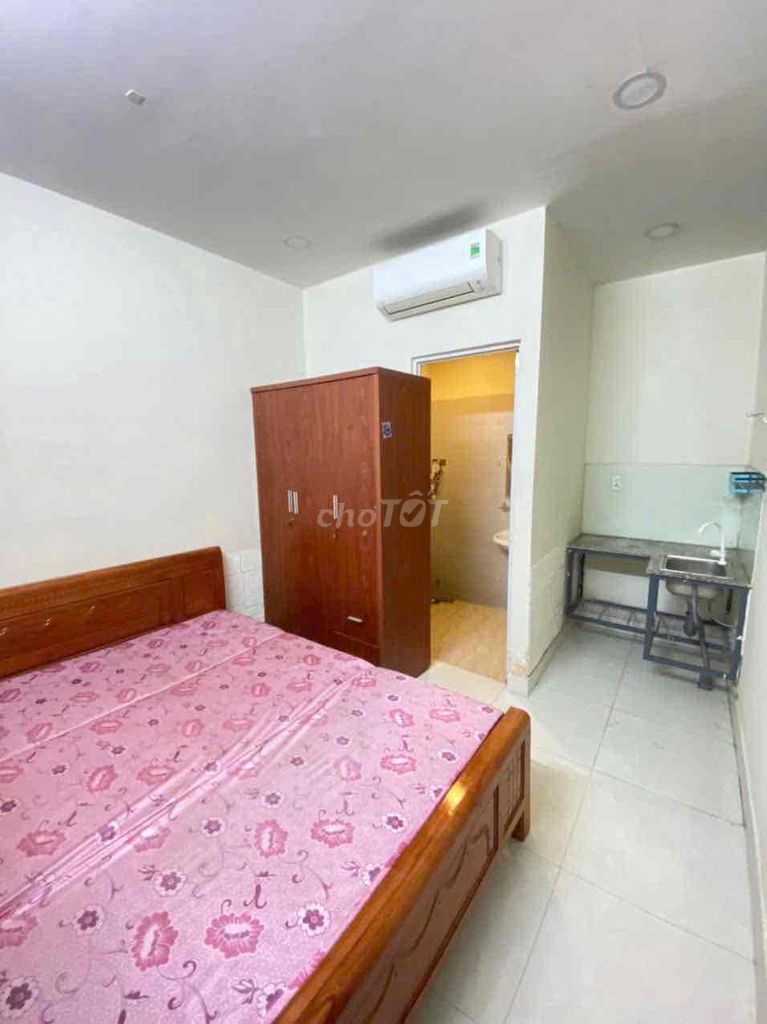The furniture room is near Phú Mỹ in the 7th district.