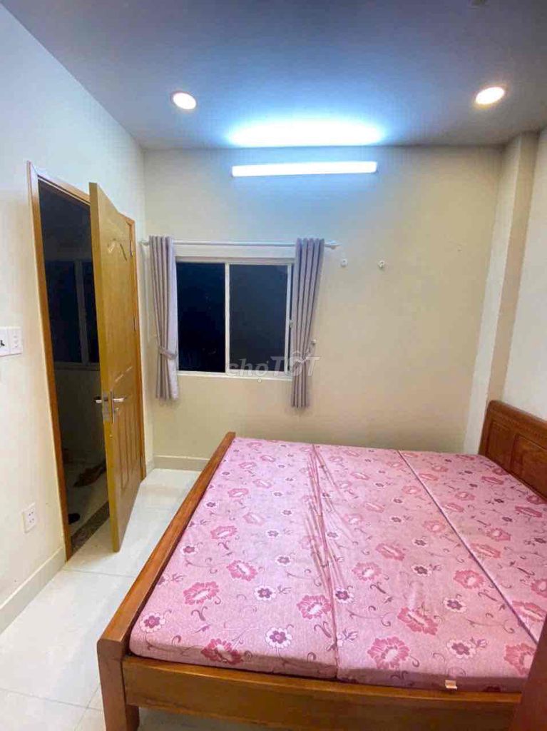 The furniture room is near Phú Mỹ in the 7th district.