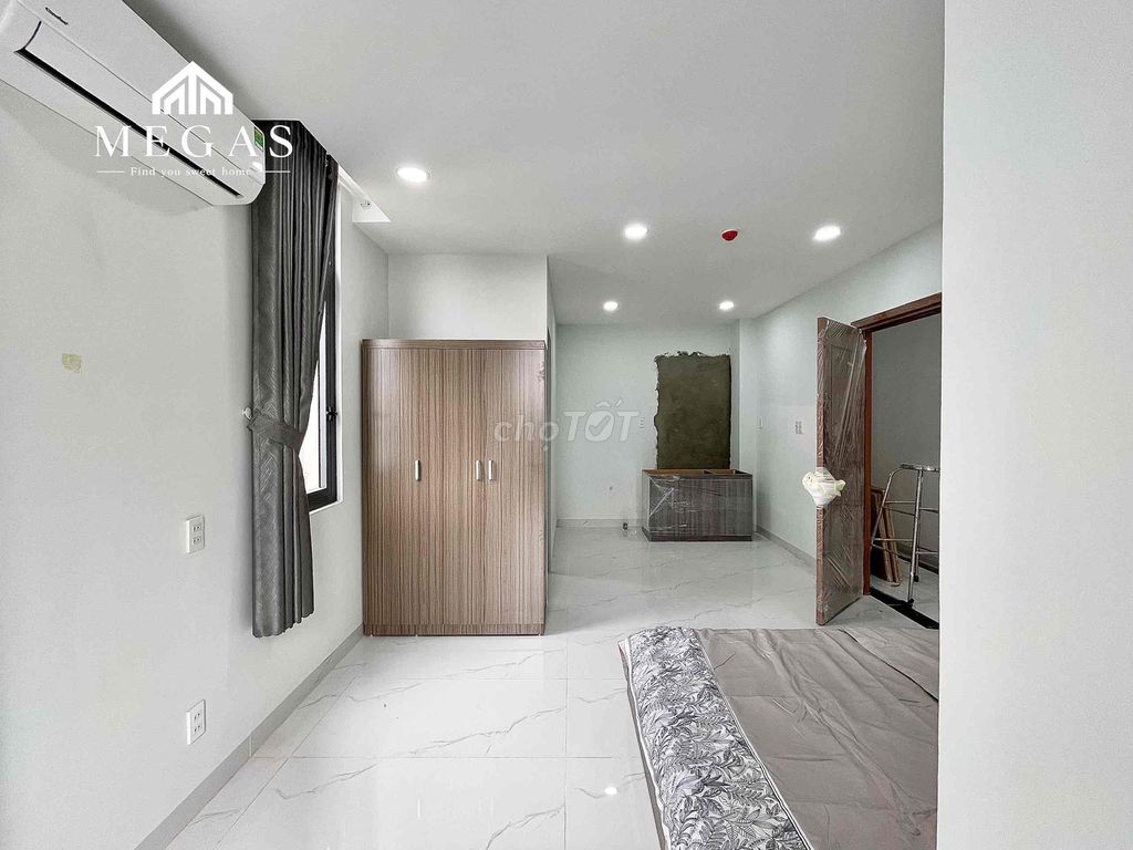 The new studio apartment is built in the middle-sclitored cvpm with a parking lot in the building.