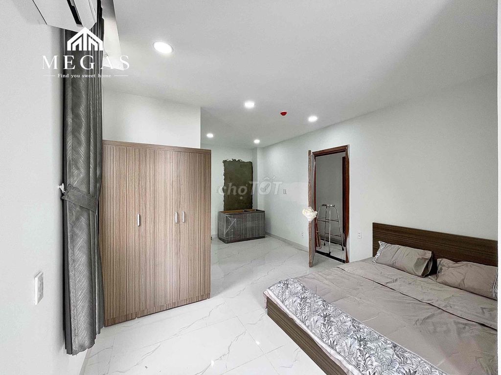 The new studio apartment is built in the middle-sclitored cvpm with a parking lot in the building.
