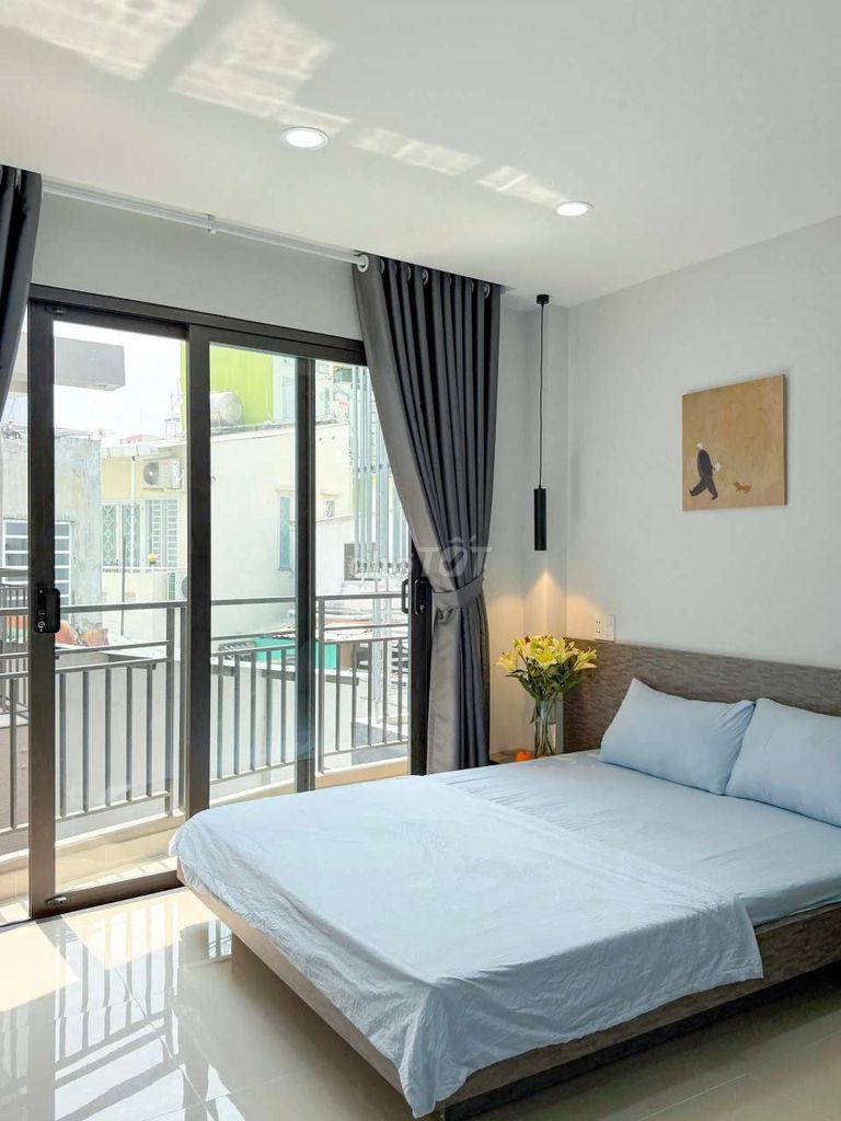 Rent a mini balcony building near a new January 26 dedication.