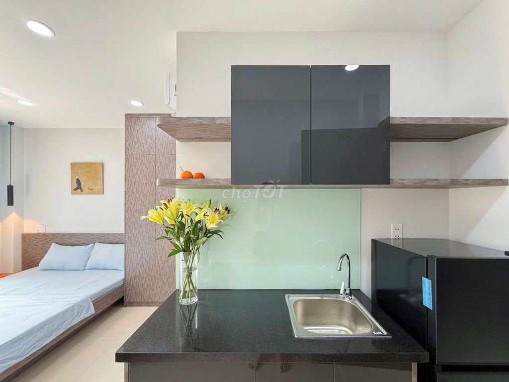 Rent a mini balcony building near a new January 26 dedication.