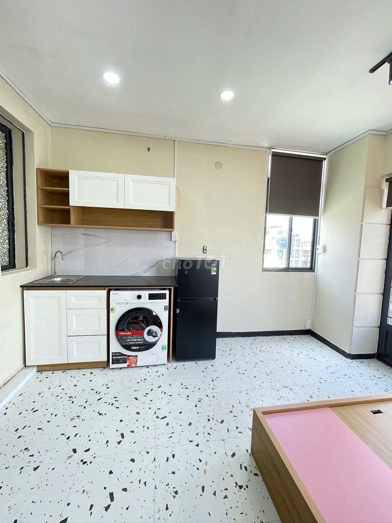 Phan Xích Long - Superstitent window balcony apartment