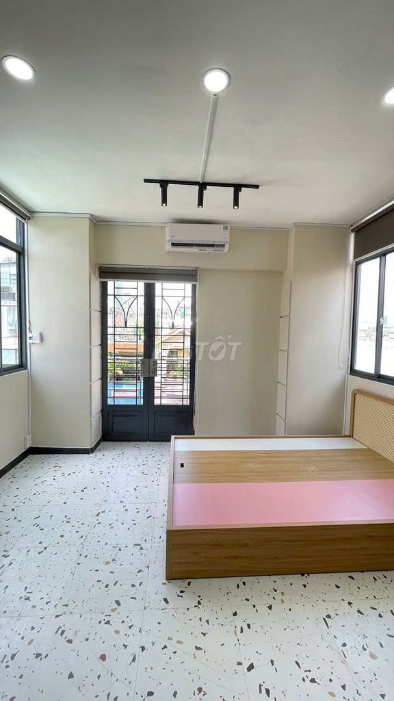 Phan Xích Long - Superstitent window balcony apartment